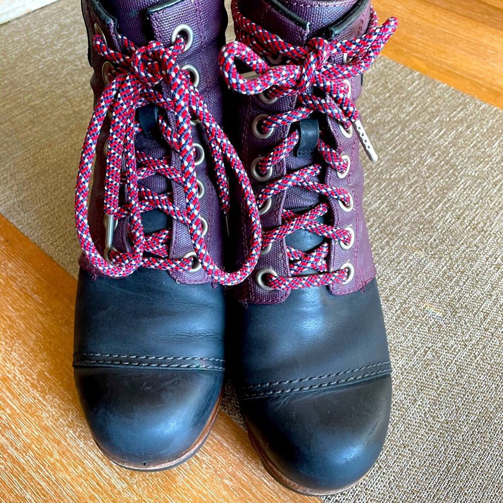 Sorel wedge boots size 10